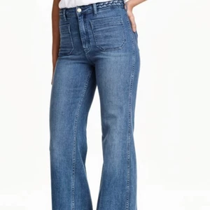 HM jeans flare  - Favvo-jeans från HM i Australien som jag inte längre använder. Bra skick, inget att anmärka på. Fina detaljer med guldknapp och flätad midja. Storlek 40.
