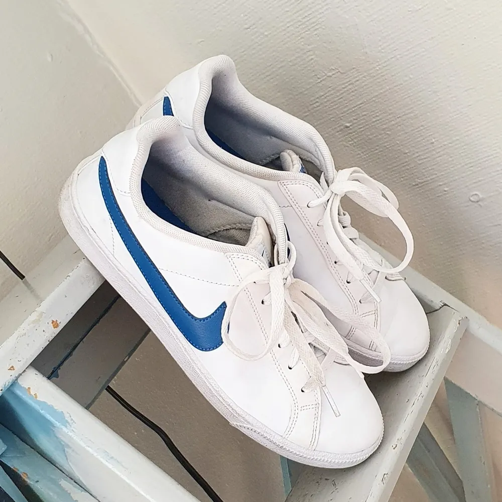 Ett par vita och blåa vintage Nike-skor i storlek 41 men lite för små på mig så tror att de snarare är 40! De är använda men fortfarande väldigt vita och fina på utsidan :) . Skor.