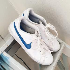 Ett par vita och blåa vintage Nike-skor i storlek 41 men lite för små på mig så tror att de snarare är 40! De är använda men fortfarande väldigt vita och fina på utsidan :) 