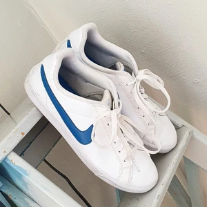 Vintage Nike-skor - Ett par vita och blåa vintage Nike-skor i storlek 41 men lite för små på mig så tror att de snarare är 40! De är använda men fortfarande väldigt vita och fina på utsidan :) 