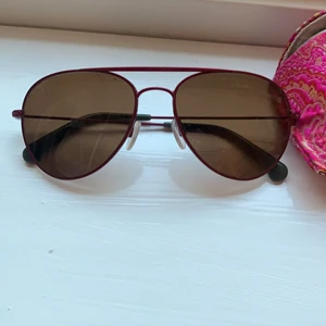 Oddmolly solglasögon😩💗 - De är köpta för längesen men oanvända! Man kan få med skalet för 80 kr extra. Riktigt pris är ungefär 800 men säljer för 400💘