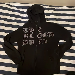 Youspoo - Jag säljer min youspoo hoodie, helt ny, använd 2-3 gånger. Riktigt bra kvalite men säljer då den är för liten för mig. 