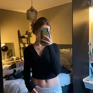 Tröja  - Tröja som man knyter bak🖤 Skönt tyg!