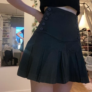 Minikjol y2k - Mörk grön/ svart, ser grönare ut i verkligheten. Den har fickor. 39 cm lång. Storlek s men skulle kunna passa m, säljer pga för stor för mig, aldrig använt så inget fel på kjolen. Köpt från Zalando, märket är DEPT