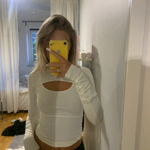 Topp - Jätte fin som tyvär inte kommit till ngn användning. Skönt material, kan användas som både träningsstopp & fest topp