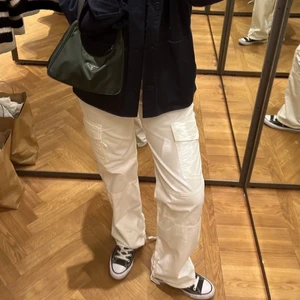 Zara cargo - Lägger ut byxan igen då budgivarna drog sig ur. LAGT BUD ÄR LAGT BUD MAN DRAR SIG INTE UT DÅ! jag accepterar inte att man drar sig ut om man har lagt budet, hoppas ni förstår. Byxorna är i strl 36 och är lågmidjade HELT SLUT PÅ HEMSIDAN. MINA BILDER!