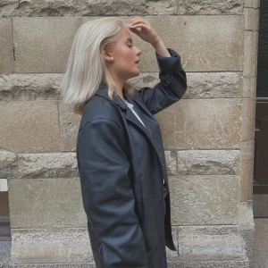 Min älskade skinn-blazer - Nu är det dax att säga farväl till min älskade blazer/ tunna jacka i fakeat skinn från Nelly.com.                                             Den har varit min favorit i garderoben i 1,5 år och har gjort min outfit för tillfället 10 av 10.  Den är sparsamt använd till speciella tillfällen och gör det där lilla extra för att din outfit ska bli perfekt!    🌱Storlek: 32 men mer som en 34/36   🌱Passform: Oversize för mig som är 159cm  🌱Pris: 250kr + köparen står för frakten