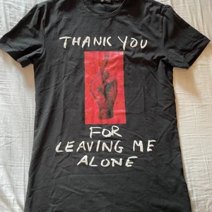 Antony Morato t-shirt - Antony morato t-shirt med ett häftigt motiv som inte kommer till användning längre, bra skick ca 8,5/10. Har ni frågor så kan ni fråga privat!