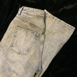 Säljer ett par gråa zara jeans då de är för stora för mig. Köptes här på Plick för 400kr säljes för 200kr + 80kr spårbar frakt. Storlek 38. Lite stora för mig som brukar 36. Fler bilder kan skickas vid efterfrågan!💕