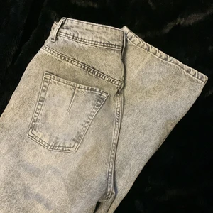Gråa zara jeans - Säljer ett par gråa zara jeans då de är för stora för mig. Köptes här på Plick för 400kr säljes för 200kr + 80kr spårbar frakt. Storlek 38. Lite stora för mig som brukar 36. Fler bilder kan skickas vid efterfrågan!💕