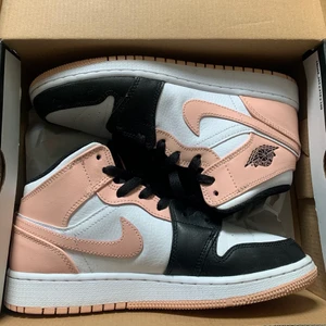 AIR JORDAN 1 MID( stl 36.5) - Säljer mina Air Jordan 1 mid Crimson Tint då dom inte kommit till mycket användning. Storlek 36,5. Dm för frågor eller intresse💕