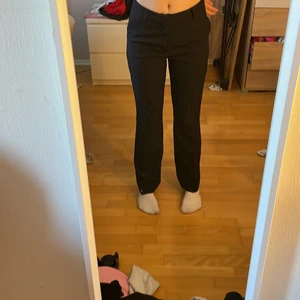 Bikbok - Ett par svarta kostymbyxor från bikbok säljer för att jag it andvönder längre! Skriv för mer info!💕