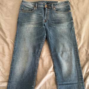 Stretchigt sköna Jeans från Diesel. De är skräddarsydda så att de slutar ca 5cm innan min ankel, jag är 183 lång. Raka i passformen. Skriv gärna om ni har frågor eller vill ha fler bilder! Kram!❤️☮️