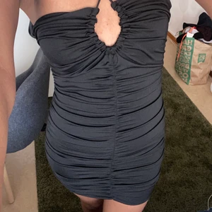 Fest klänning - Svart thight klänning från shein. Helt ny och aldrig använd. Säljer då den inte va min stil 