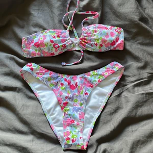 Bikini - Blommig  - Säljer min endast testade SHEIN bikini då den var för liten i överdelen. Jag tvättar självklart innan den skickas iväg! Storlek M men passar en S & den är mindre i överdelen 