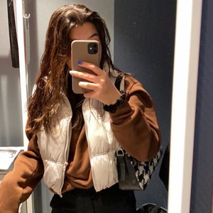 Väst - Säljer denna jättefina ljus västen som är perfekt till sommaren, nästan helt oanvänd och i bra skick💕