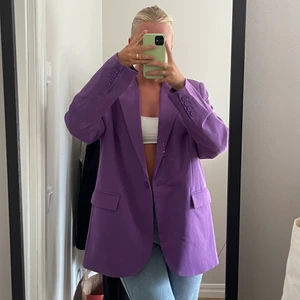 Lila kavaj från Angelica Blick x NAKD - Så SNYGG lila kavaj från Angelica Blicks kollektion med nakd. Använd fåtal gånger❤️ pris går att diskuteras. 
