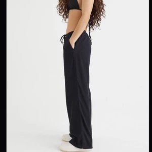 Slutsålda nya byxor i linnemix - Säljer ett par fina luftiga byxor i 81% viskos och 19% lin. Det är en rak modell med låg midja. Jag köpte dom på tradera för 299 men dom var tyvärr lite korta för mig tyckte jag (är 175cm)  så jag säljer vidare. Slutsålda på hemsidan, och nya med prislappen kvar.