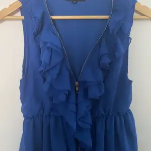 Blå klänning med volang och dragkedja från NLY Trend, väldigt bra skick. Storlek 36.