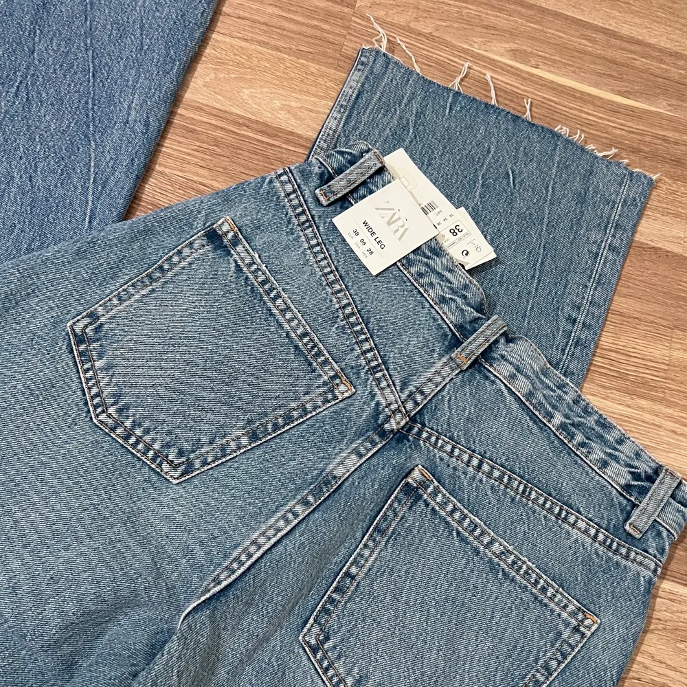 Zara jeans i storlek 36, helt ny och oanvänd , prislapp sitter kvar! Kontakta mig för flera bilder 💞😊 . Jeans & Byxor.