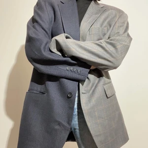 Grå/blå oversized kavaj  - Två kavajer som är ihopsydda till en. Passar både till vardag och fest! Storleken funkar från S till L, beroende på hur du vill att den ska sitta. Jag bär storlek S och är 167cm lång. 