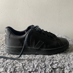 Sneakers från veja - Nästan aldrig använda. Färg svart. Modell URCA. 