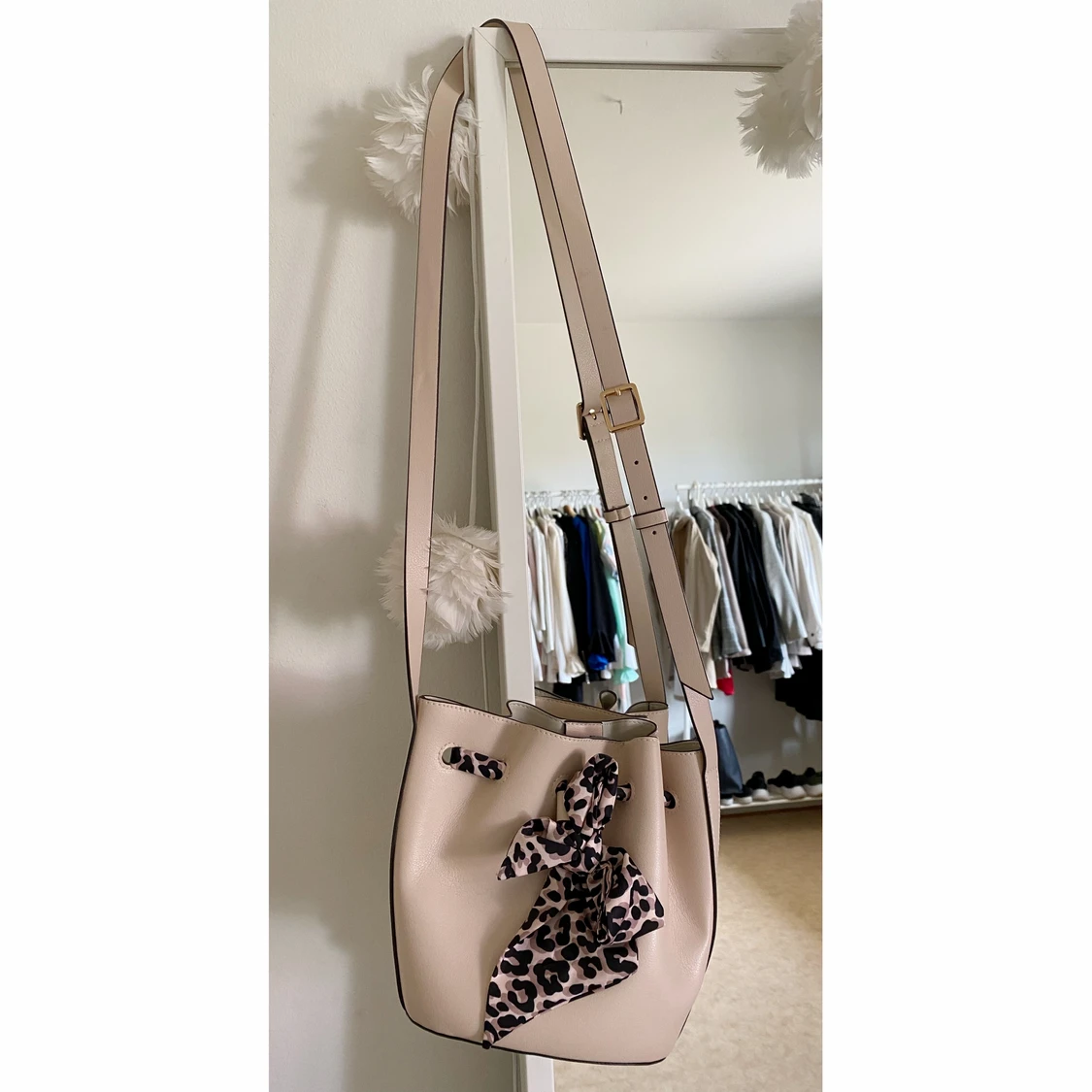 Beige väska med leopardband