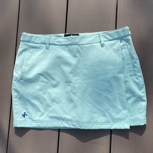 Skirt - !Kan tyvär inte visa dem på eftersom dem är för stora för mig! En ljusblå skjol med inbyggda shorts i storlek XL och har aldrig kommit till användning så dem är i ett bra skick. 😊