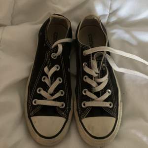 Säljer ett par svarta converse skor ✨ Lite smutsiga men det går att tvätta bort ✨