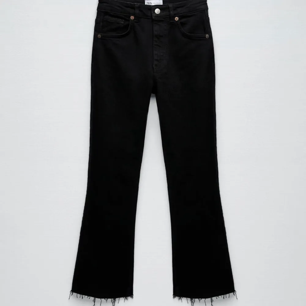Säljer dessa jeans ifrån zara, använd fåtals gånger och i perfekt skick, bilderna är ifrån Zaras egna hemsida! Nypris 300kr. Säljs pga för lite användning 💕 . Jeans & Byxor.