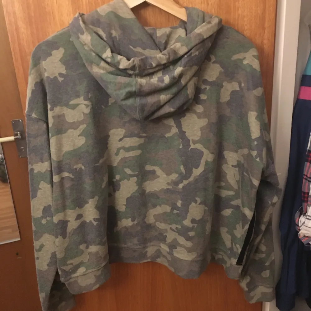 Camouflage färgad hoodie i tunt men varmt material. Väldigt skön att ha på sig då den känns mjuk på insidan. Inte lika lång som vanliga hoodies men den går till midjan eller kanske lite över beroende på hur lång man är🥰. Hoodies.