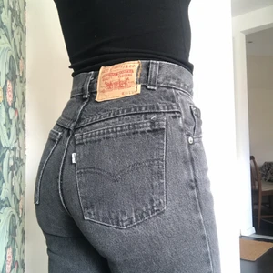 Grå Levis jeans - Gråa levi’s jeans i storlek W32 L 32 men är junior så passar mig som vanligtvis har 25/26 S på kläder. Vid anklarna är de uppklippta💕