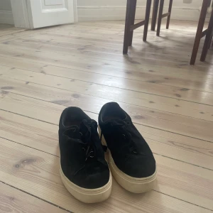 Eytys Doja storlek 37 - Eytys Doja Suede i storlek 37.  Dem har vissa skavanker (se bilder) men är i bra skick utöver det. Säljes pga har blivit för små