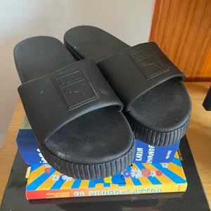 Puma sandaler - Köpta för en par år sedan men använda bara några fåtal gånger pga lite små; strl 39 men passar 38. Ord. pris runt 400kr. Bara att skriva vid frågor!