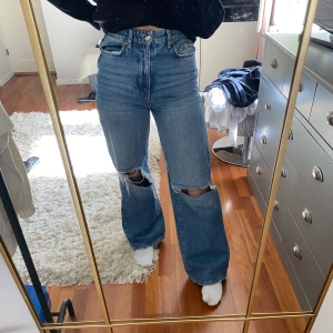 Snygga jeans!! - Säljer snygga jeans från Gina Tricot i storlek 34 men passar mig med storlek 36 (S). De är högmidjade och når ner till över fotlederna. Dom är i bra skick utan tydliga defekter💕 skriv för fler bilder💕 köpta för 599kr, lägsta bud 200kr💕kan mötas i Sthlm och posta men köparen står för frakten💕