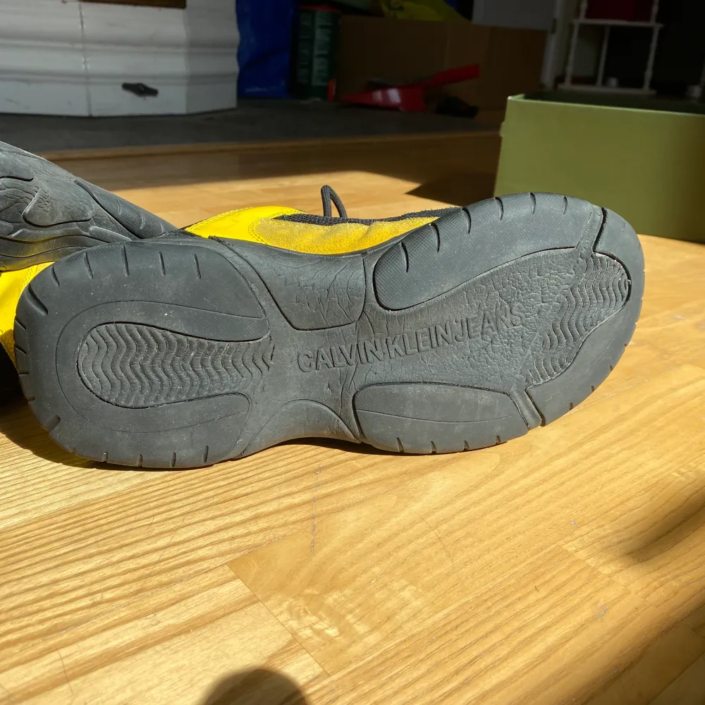 Ett par coola svart-gula chunky sneakers i bra men använt skick. Riktigt bekväma, säljs enbart pga platsbrist. Är i storlek 42 men relativt stora i storleken. Nypris ca 1200kr BVSA!! . Skor.