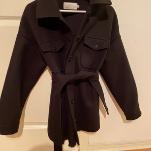 Belted schacket NELLY - Säljer inte denna längre då jag ångrat mig men vet inte hur man tar bort en annons😩