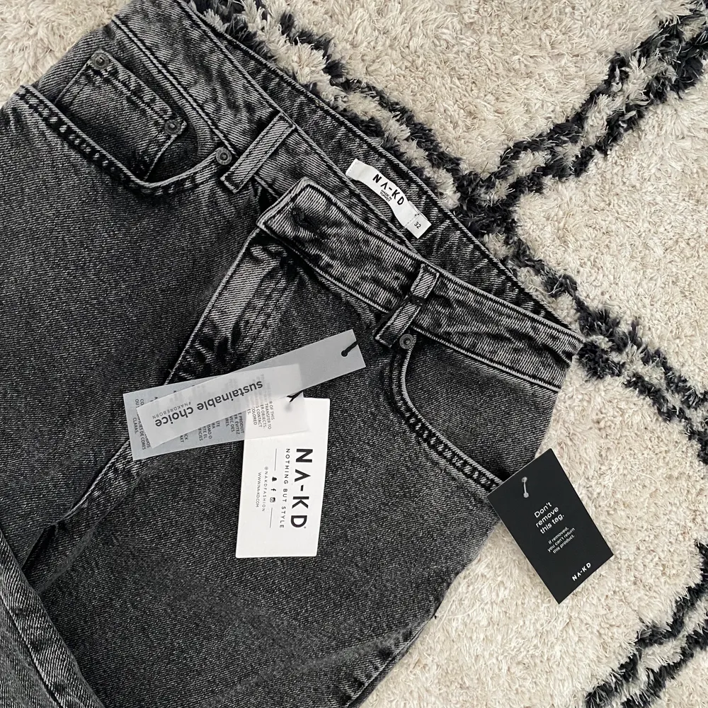 Säljer ursnygga grå jeans från nakd, helt oanvända! Köpt för 399kr säljs för 150kr. Jeans & Byxor.