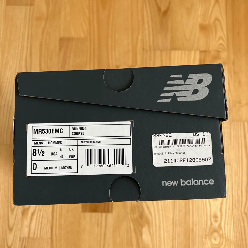 Populära modellen New Balance 530 i roséguld. Aldrig använda, enbart provade. Säljs p.g.a. för stora. Köpare står för frakt. . Skor.