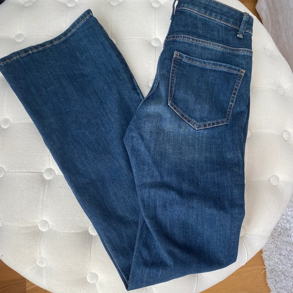 Lågmidjade jeans i strl 36 från Lindex. Supersnygga men kommer tycörr inte till använding, endast använda en gång. Dom är ganska små i storleken så skulle säga att dom passar en 34. . Jeans & Byxor.