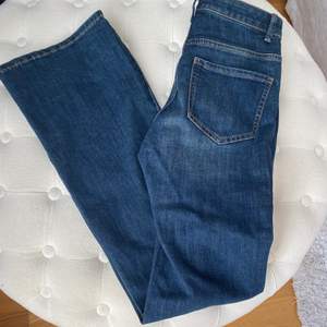 Lågmidjade jeans i strl 36 från Lindex. Supersnygga men kommer tycörr inte till använding, endast använda en gång. Dom är ganska små i storleken så skulle säga att dom passar en 34. 