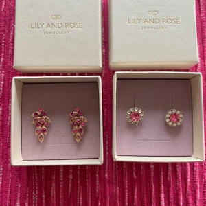 Lily & Rose örhängen 2 par - Två par knappt använda örhängen i mkt fint skick.175kr nr 1 långa och 125kr nr två runda  Alt 275kr för båda.