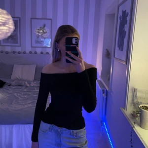 Off shoulder tröja - Säljer denna sjuk snygga svarta tröjan från bikbok då den har blivit för liten för mig. Den är i storlek xs o knappt använd. 