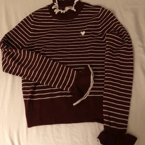 H&M - Endast använd en gång! Volanger vid slutet armarna och vid nacken! Hör av er vid fler frågor⚡️