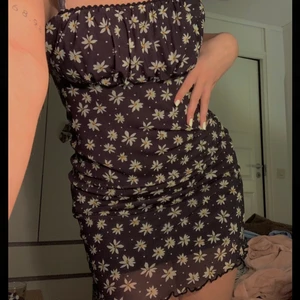 klänning - svart blommig mini klänning! så fin till sommaren, tyvärr använd bara 2 gånger 