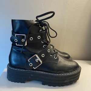 Kängor! - As balla kängor från H&M som är använda Max 5 ggr. Väldigt sköna skor för att vara från H&M enligt mig, lite smutsiga på bilden men lätt att tvätta bort. Fejk läder! ❤️Frakt ingår i priset på just denna annons❤️