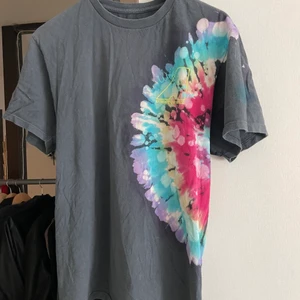 Travis Scott T-shirt  - Travis T-shirt från astroworld turné. Använd men ändå så är alla detaljer kvar. Storlek M men sitter lite oversized 