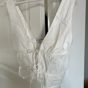 Vit knyttopp  - Så fin topp men snörning där fram. Använd fåtal gånger🤍