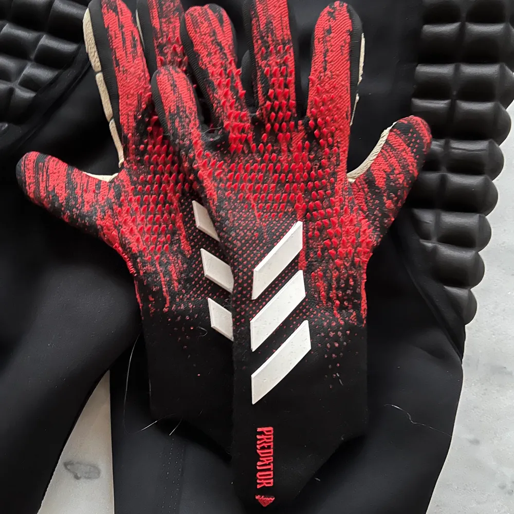 Målvakts handskar från adidas predator. Använda men fint skick. 300kr . Övrigt.