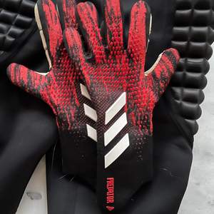Målvakts handskar från adidas predator. Använda men fint skick. 300kr 